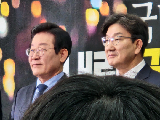 이재명 더불어민주당 대표(왼쪽)와 권성동 국민의힘 원내대표 겸 당대표 권한대행이 18일 국회에서 만났다. 안소현 기자